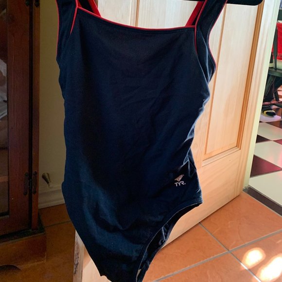 Swimsuit, size 8. TYR, 100 % Polyester, strech performance, Black and red. - Picture 8 of 10